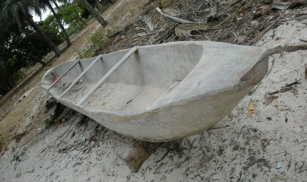 Pirogue en bois de fromager, en Casamance (Sénégal).