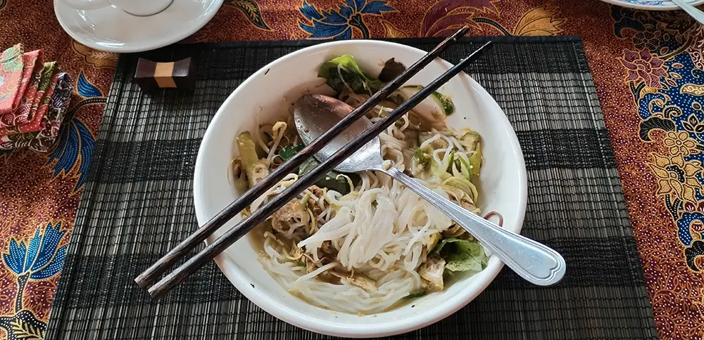 Petit-déjeuner traditionnel cambodgien, avec baguettes et cuillère. Province de Siem Reap - 2026
