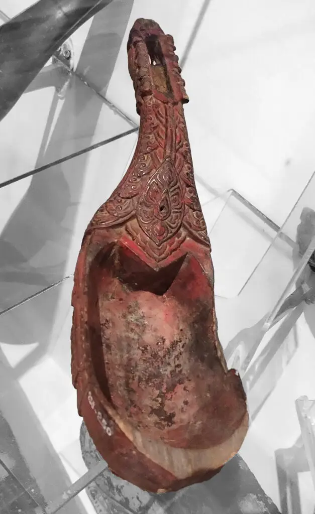Cuillère en bois de l'époque angkorienne, au Musée national du Cambodge à Phnom Penh
