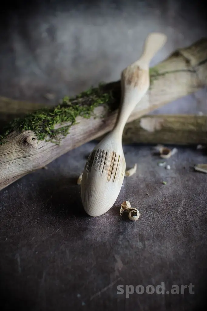 Cuillère sculptée à la main dans du bois de Clématite vigne-blanche (Clematis vitalba)